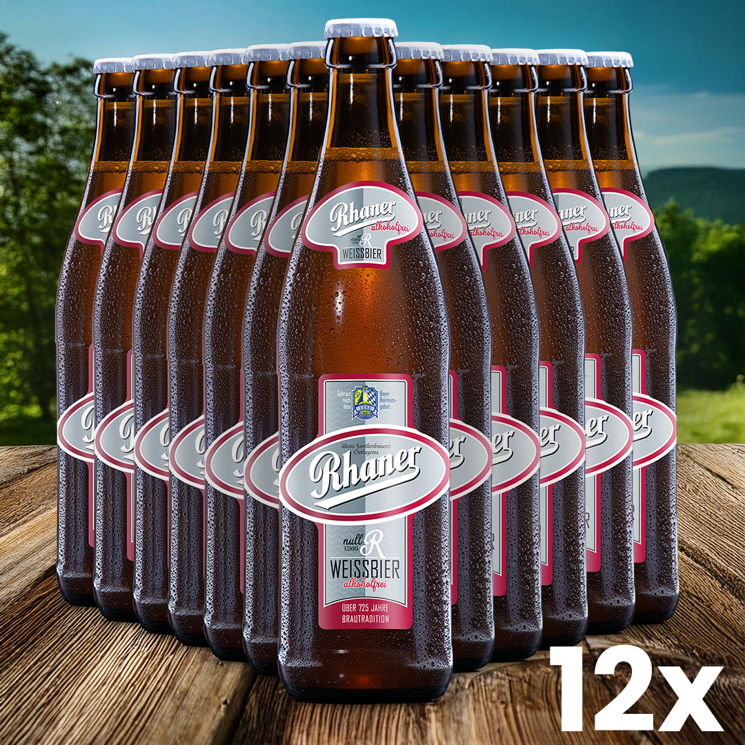12 Flaschen Rhaner "Null Komma R" alkoholfreies Weißbier auf einem Holzuntergrund vor Naturhintergrund mit "12x" Kennzeichnung