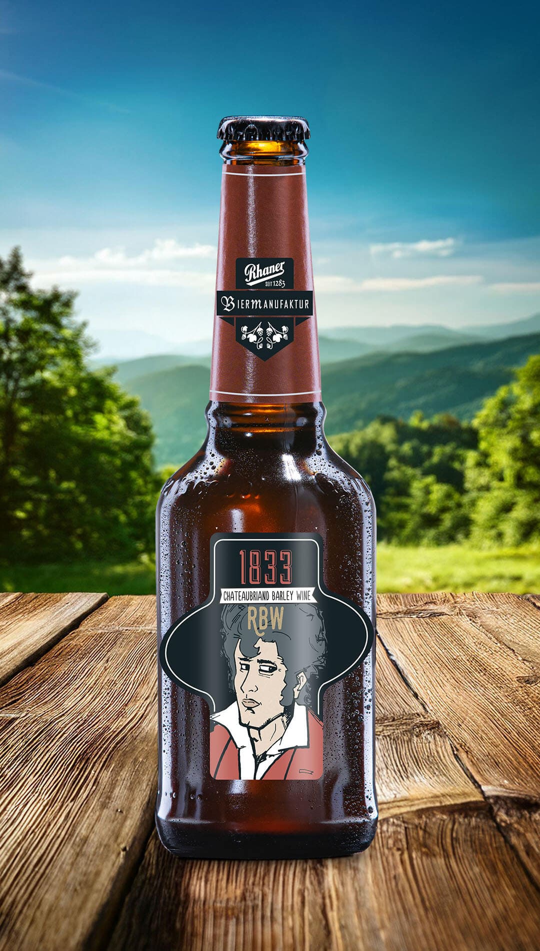 Eine Flasche Rhaner "1833 Chateaubriand Barley Wine" Biermanufaktur mit brauner Halsbanderole und einer geschichtlichen Porträt-Illustration auf dem Etikett auf einem Holztisch vor einer grünen Hügellandschaft