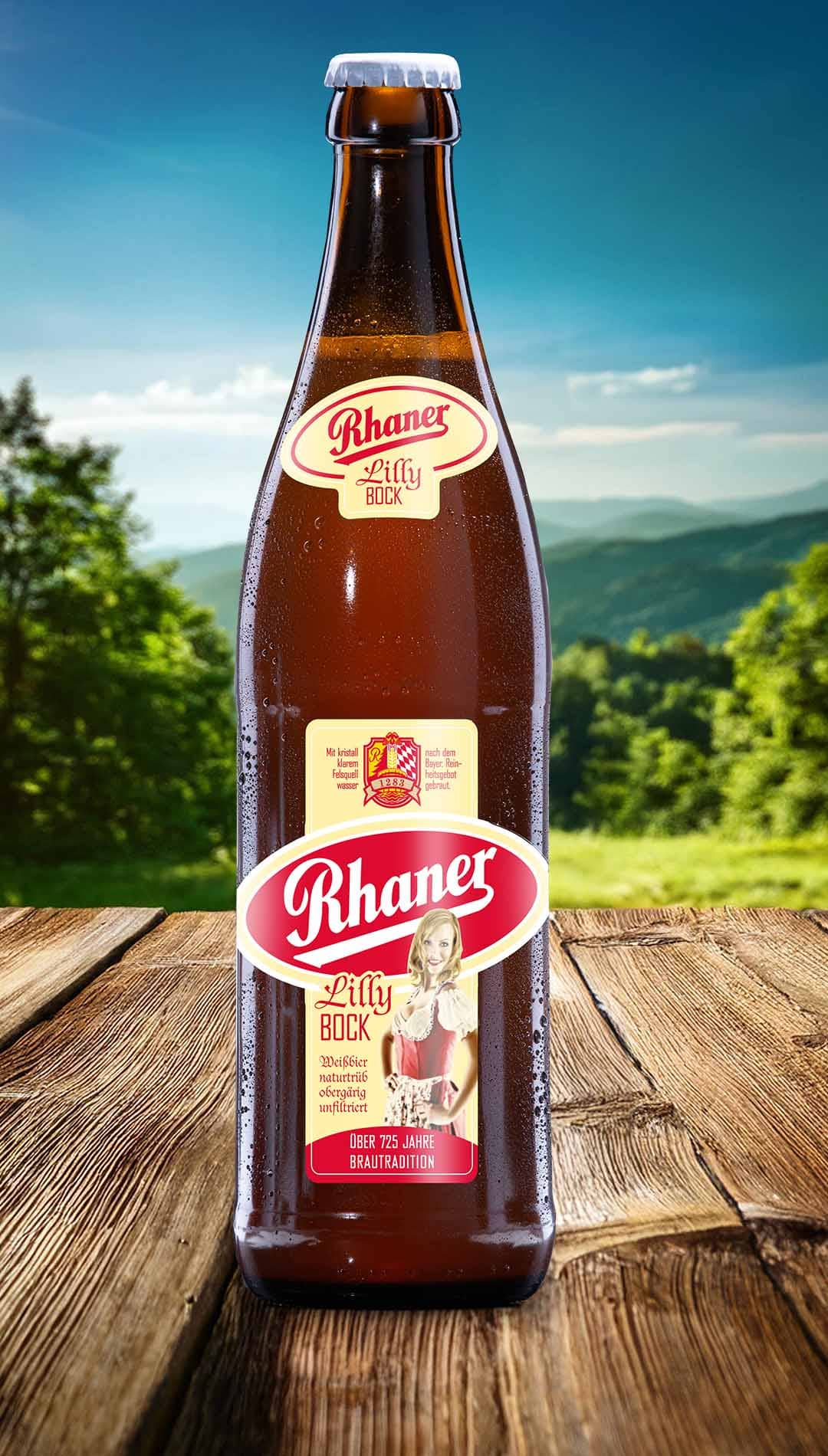 ine Flasche Rhaner Lilly Bock naturtrübes Weißbier auf einem rustikalen Holztisch. Das Etikett ist gelb-rot und zeigt das Rhaner-Logo sowie eine Frau in einem traditionellen Dirndl. Der Hintergrund ist ein unscharfes, sonniges Panorama von Bergen und Bäumen.